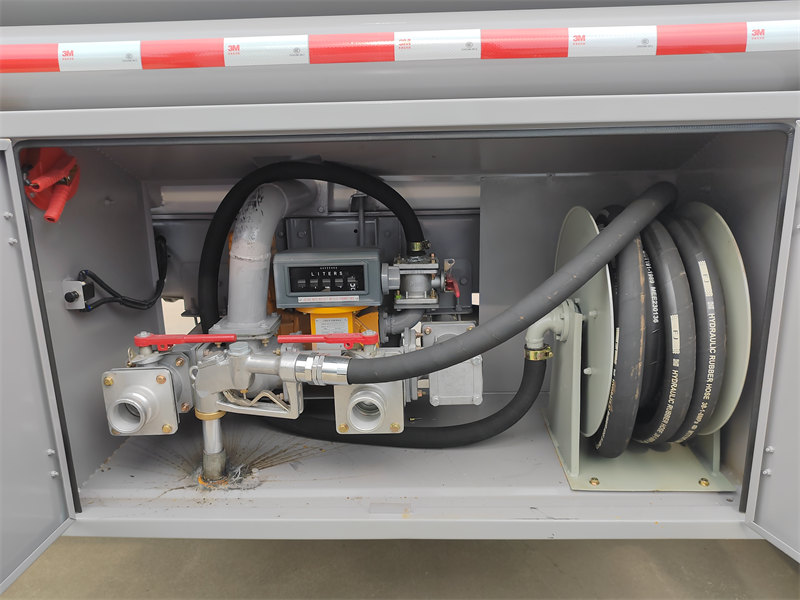 HOWO 8000L refueling truck