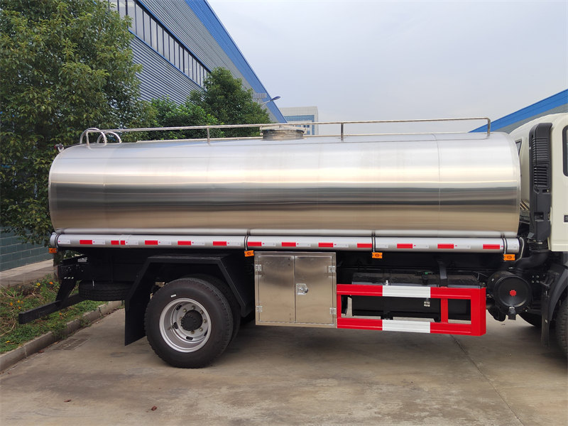 HOWO 8000L drinking water truck