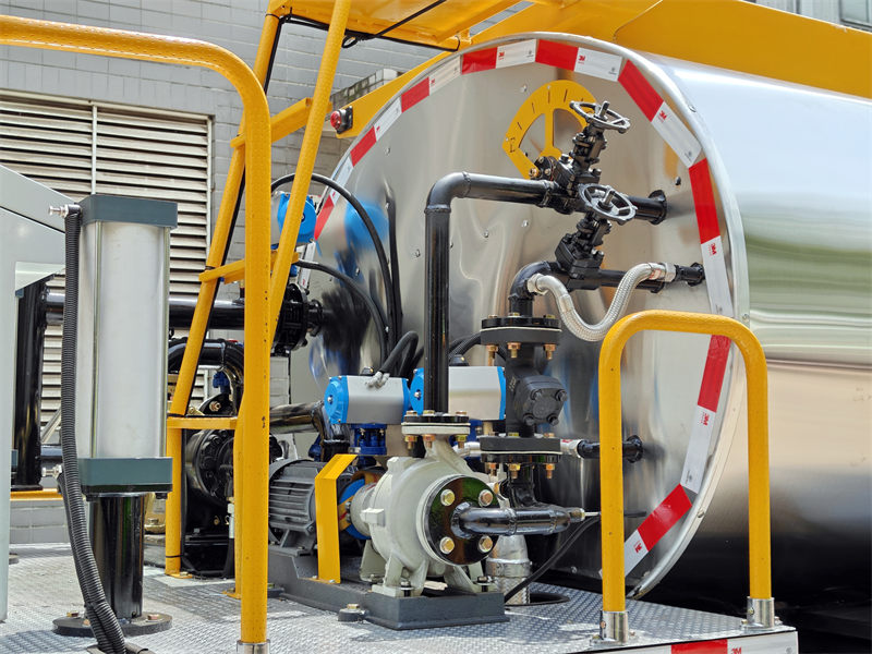  Howo light-duty asphalt distributor truck